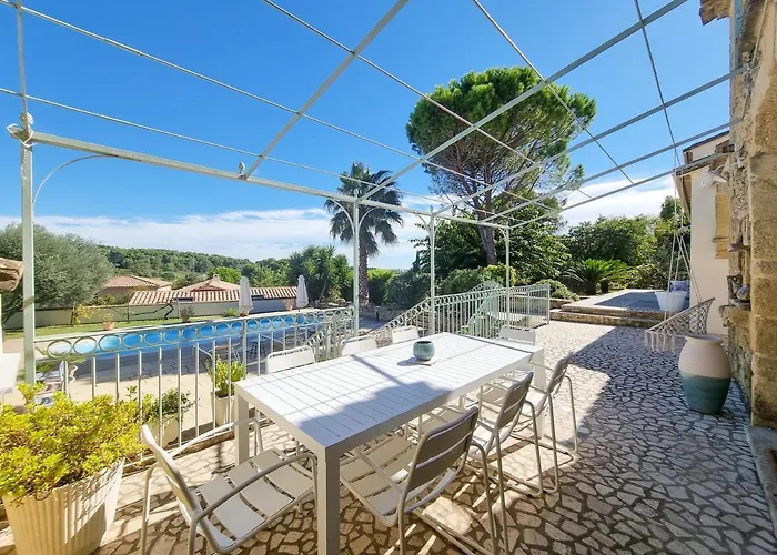 Domaine En Pierre Avec Piscine Et Jacuzzi Au Mas Lucia 3*