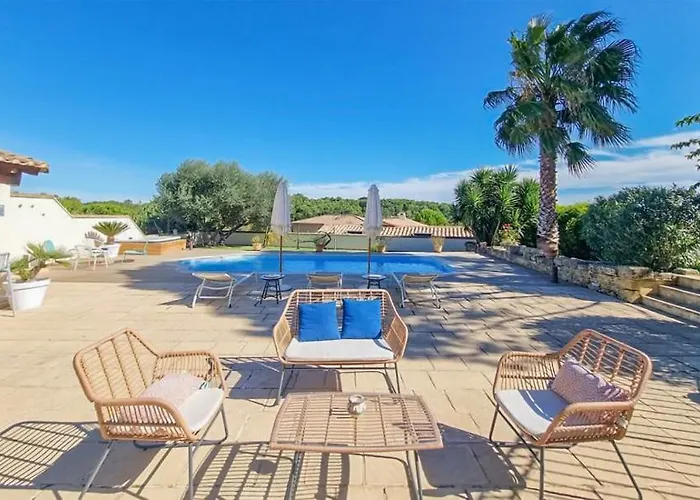 Domaine En Pierre Avec Piscine Et Jacuzzi Au Mas Lucia Konukevi 3*